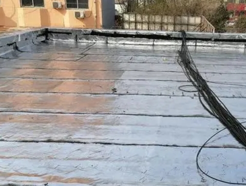 镇平卫生间漏水维修公司分享下镇平屋面楼顶防水刚性防水层施工要点。